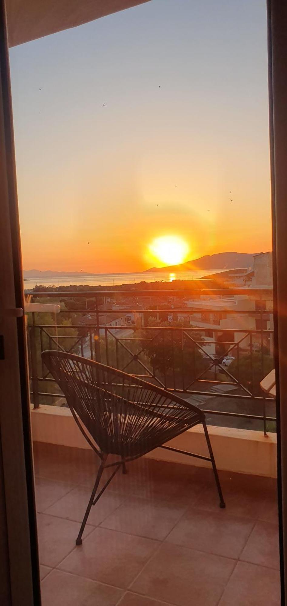 Sea & Mountain Apartment Close To Port And City Lávrion Exterior foto